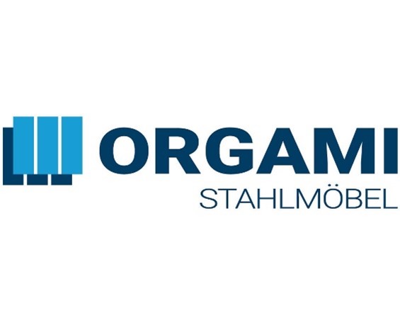 Das Logo von Orgami. Links drei hellblaue Balken, mit sich dahinter spiegelnden drei etwas dunkleren blauen Balken. Rechts der Schriftzug „ORGAMI“ in dick. Darunter „STAHLMÖBEL“ in dünn. Vor weißem Hintergrund.