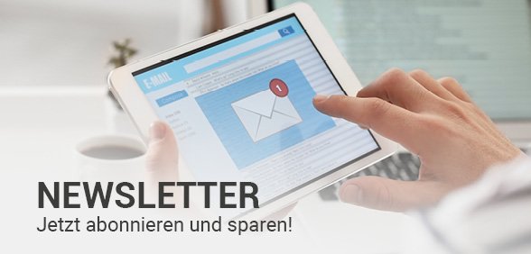 Im Vordergrund: „NEWSLETTER Jetzt abonnieren und sparen!“. Im Hintergrund ein Tablet auf dem eine neue E-Mail abgebildet ist. Davor eine Hand von einer Person, sowie hinter dem Tablet ein Kaffee.