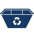 Ein dunkelblauer Bauschuttcontainer mit einem Recycling-Logo darauf. Das Logo besteht aus drei Pfeilen, die ein Dreieck bilden und jeweils eine Ecke darstellen, wobei sie aufeinander zeigen. Der Container steht vor einem weißen Hintergrund.