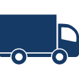 Ein dunkelblauer LKW, welcher von der Seite sichtbar ist und nach rechts fahrend steht. Der LKW steht vor einem hellgrauen Hintergrund.