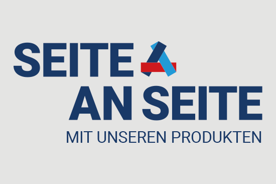 Text mit „Seite“, dann das Orgami Sistec Logo bestehend aus drei Balken- in Rot, hellblau und dunkelblau- welche zu einer Art Dreieck zusammengesetzt werden. Danach der weitere Text „an Seite mit unseren Produkten“