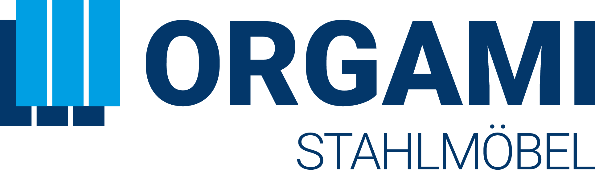 Das Logo von Orgami. Links drei hellblaue Balken, mit sich dahinter spiegelnden drei etwas dunkleren blauen Balken. Rechts der Schriftzug „ORGAMI“ in dick. Darunter „STAHLMÖBEL“ in dünn. Vor grauem Hintergrund. Das Logo von Orgami. Links drei hellblaue Balken, mit sich dahinter spiegelnden drei etwas dunkleren blauen Balken. Rechts der Schriftzug „ORGAMI“ in dick. Darunter „STAHLMÖBEL“ in dünn. Vor grauem Hintergrund.