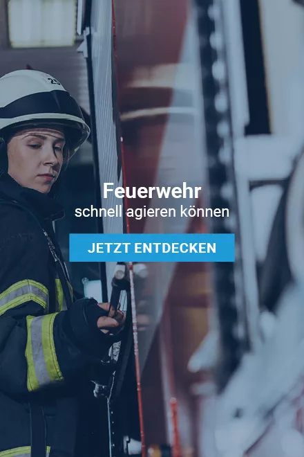 Vordergrund mit Schriftzug: „Feuerwehr schnell agieren können“ dazu der Button: „Jetzt entdecken“. Im Hintergrund eine Feuerwehrfrau, welche an einem Feuerwehrwagen steht.