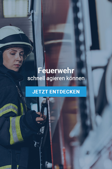 Vordergrund mit Schriftzug: „Feuerwehr schnell agieren können“ dazu der Button: „Jetzt entdecken“. Im Hintergrund eine Feuerwehrfrau, welche an einem Feuerwehrwagen steht.