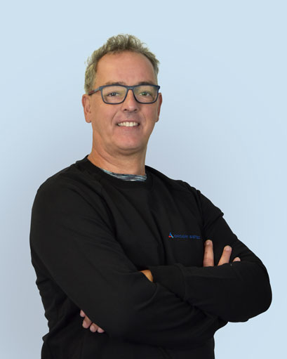 Bild von einem Mann mit blonden Haaren und Brille. Er trägt einen schwarzen Pullover mit der Aufschrift „Orgami Sistec“ + Logo. Er steht vor einem weißen Hintergrund.