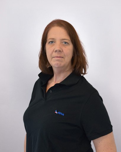 Bild von einer Frau mit mittellangen braunen Haaren. Sie trägt trägt ein schwarzes T-Shirt mit der Aufschrift „Mötrab“ + Logo. Stehend vor einem weißen Hintergrund.