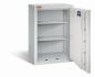Preview: Geöffneter lichtgrauer Wertschutzschrank mit massivem Korpus und offener Tür. Im inneren befinden sich zwei höhenverstellbare Fachböden. Der Tresor steht vor einem weißen Hintergrund.