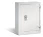 Preview: Ein geschlossener Dokumentenschrank in lichtgrau mit sichtbarem Doppelbart-Sicherheitsschloss. Der Tresor steht vor einem weißen Hintergrund.