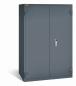Preview: Ein graphitgrauer Aktenlagerschrank mit Doppelbart-Sicherheitsschloss und zwei geschlossenen Türen. Der Tresor steht vor einem weißen Hintergrund.