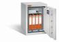 Preview: Ein lichtgrauer Wertschutzschrank mit einer geöffneten Tür. Im Innenraum befinden sich eine Reihe orange Aktenordner, eine Kassenbox und ein Handy. Das Produkt steht vor einem weißen Hintergrund.