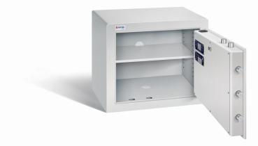 Preview: Geöffneter lichtgrauer Möbeltresor mit massivem Korpus und offener Tür. Im inneren befindet sich ein höhenverstellbarer Fachboden.Der Tresor steht vor einem weißen Hintergrund.
