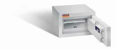 Preview: Ein lichtgrauer Möbeltresor mit einer geöffneten Tür. Im Türinnenraum befinden sich eine sichtbare Türverriegelung und ein Zertifikat. Der Innenraum ist leer und verfügt über einen Fachboden. Das Produkt steht vor einem weißen Hintergrund