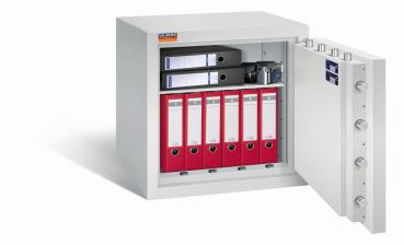 Preview: Ein lichtgrauer Wertschutzschrank mit einer geöffneten Tür. Im Innenraum befinden sich eine Reihe rote Aktenordner, zwei schwarze Aktenordner und eine Kamera. Das Produkt steht vor einem weißen Hintergrund.