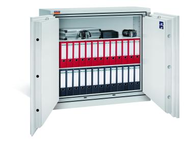 Preview: Ein lichtgrauer Möbeltresor mit geöffneten Türen. Im Innenraum befindet sich eine Reihe schwarze und eine Reihe rote Aktenordner, sowie ein Aktenkoffer, eine Kassenbox und eine Kamera. Das Produkt steht vor einem weißen Hintergrund.