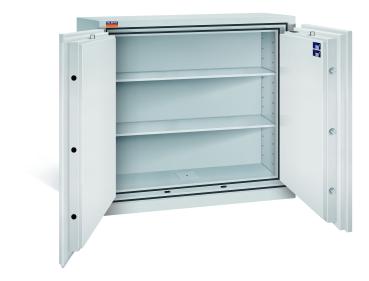 Preview: Ein lichtgrauer Möbeltresor mit einer geöffneten Tür. Im Türinnenraum befinden sich eine sichtbare Türverriegelung und Zertifikate. Der Innenraum ist leer und verfügt über zwei Fachböden. Das Produkt steht vor einem weißen Hintergrund.