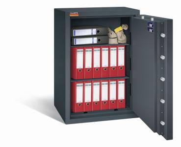 Preview: Geöffneter graphitgrauer Wertschutzschrank mit massivem Korpus und offener Tür. Im inneren befinden sich zwei höhenverstellbare Fachböden mit 14 Ordner und zwei Geldbeutel. Der Tresor steht vor einem weißen Hintergrund.