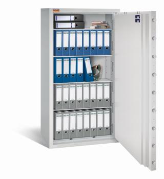 Preview: Geöffneter lichtgrauer Wertschutzschrank vor einem weißen Hintergrund mit massivem Korpus und offener Tür. Im inneren befinden sich vier höhenverstellbare Fachböden mit 31 Ordner, ein paar Bücher und ein Pokal.