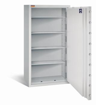 Geöffneter lichtgrauer Wertschutzschrank mit massivem Korpus und offener Tür. Im inneren befinden sich vier höhenverstellbare Fachböden. Der Tresor steht vor einem weißen Hintergrund.