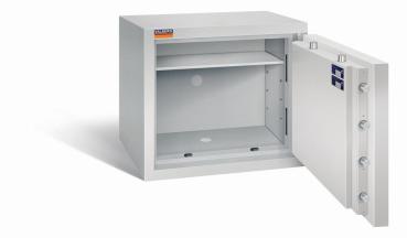 Geöffneter lichtgrauer Wertschutzschrank mit massivem Korpus und offener Tür. Im inneren befindet sich ein höhenverstellbarer Fachboden. Der Tresor steht vor einem weißen Hintergrund.