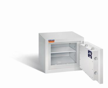 Preview: Lichtgrauer Wertschutzschrank mit geöffneter Tür. Sichtbare Türverriegelung und Zertifikate. Innen leer mit einem Fachboden. Vor weißem Hintergrund.