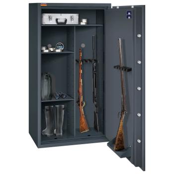Ein graphitgrauer Waffenschrank mit sichtbarer Türverriegelung. Im Innenraum befinden sich Drei Langwaffen, Gummistiefel, ein Aktenkoffer und Patronenverpackungen. Der Schrank befindet sich vor einem weißen Hintergrund.