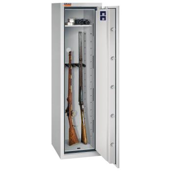 Ein lichtgrauer Waffenschrank mit sichtbarer Türverriegelung. Zwei Langwaffen stehen im unteren Bereich, während auf dem Fachboden ein Fernglas und Patronenverpackungen liegen. Der Schrank befindet sich vor einem weißen Hintergrund.