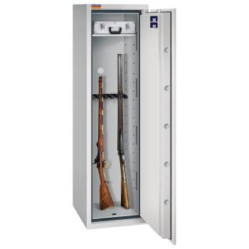 Ein lichtgrauer Waffenschrank mit sichtbarer Türverriegelung. Zwei Langwaffen stehen im unteren Bereich, während auf dem Fachboden ein Aktenkoffer liegt. Der Schrank befindet sich vor einem weißen Hintergrund.