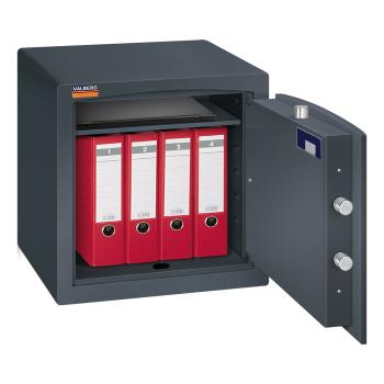 Ein lichtgrauer Möbeltresor mit geöffneter Tür. Im Innenraum befinden sich eine Reihe rote Aktenordner und ein Laptop. Das Produkt steht vor einem weißen Hintergrund.