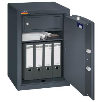 Ein graphitgrauer Möbeltresor mit geöffneten Türen. Im Innenraum befinden sich eine Reihe schwarze Aktenordner, eine Kassenbox und zwei Baupläne. Das Produkt steht vor einem weißen Hintergrund.