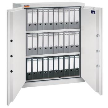 Lichtgrauer Aktenlagerschrank mit sichtbarer Türverriegelung. Innenraum mit zwei Fachböden, eine Reihe schwarze und zwei Reihen graue Aktenordner. Das Produkt steht vor einem weißen Hintergrund.