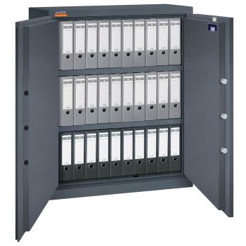 Graphitgrauer Aktenlagerschrank mit sichtbarer Türverriegelung. Innenraum mit zwei Fachböden, eine Reihe schwarze und zwei Reihen graue Aktenordner. Das Produkt steht vor einem weißen Hintergrund