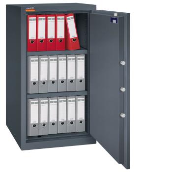 Graphitgrauer Aktenlagerschrank mit sichtbarer Türverriegelung. Innenraum mit zwei Fachböden, eine Reihe rote und zwei Reihen graue Aktenordner. Das Produkt steht vor einem weißen Hintergrund.