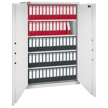 Lichtgrauer Aktenlagerschrank mit zwei Türen und sichtbarer Türverriegelung. Innenraum mit vier Fachböden, zwei Reihen rote und drei Reihen schwarze Aktenordner. Weißer Hintergrund.