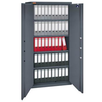 Graphitgrauer Aktenlagerschrank mit sichtbarer Türverriegelung. Innenraum mit vier Fachböden, zwei Reihen graue, eine Reihe rote und zwei Reihen schwarze Aktenordner. Das Produkt steht vor einem weißen Hintergrund.