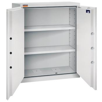 Geöffneter lichtgrauer Aktenlagerschrank mit zwei Fachböden und leerem Innenraum. Es ist eine sichtbare Türverriegelung und Zertifikate in dem rechten Türinnenraum vorhanden. Der Tresor steht vor einem weißen Hintergrund.