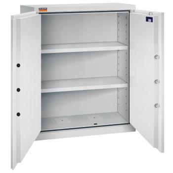 Geöffneter lichtgrauer Aktenlagerschrank mit zwei Fachböden und leerem Innenraum. Es ist eine sichtbare Türverriegelung und Zertifikate in dem rechten Türinnenraum vorhanden. Der Tresor steht vor einem weißen Hintergrund.