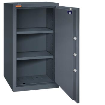 Geöffneter graphitgrauer Aktenlagerschrank mit zwei Fachböden und leerem Innenraum. Es ist eine sichtbare Türverriegelung und Zertifikate in dem Türinnenraum vorhanden. Der Tresor steht vor einem weißen Hintergrund.