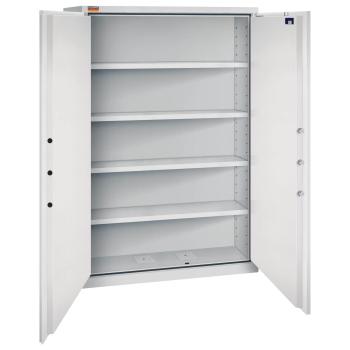 Geöffneter lichtgrauer Aktenlagerschrank mit vier Fachböden und leerem Innenraum. Es ist eine sichtbare Türverriegelung vorhanden. Der Tresor steht vor einem weißen Hintergrund.