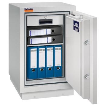 Geöffneter lichtgrauer Wertschutzschrank mit massivem Korpus und offener Tür. Im inneren befindet sich ein höhenverstellbarer Fachboden und 1 Schublade mit 6 Ordner.