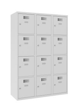 Ein lichtgrauer Fächerschrank mit drei Abteilen und zwölf Fächern mit jeweils einer Tür. Alle Türen sind geschlossen. Der Schrank steht vor einem weißen Hintergrund.