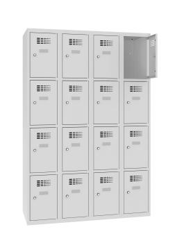 Ein lichtgrauer Fächerschrank mit vier Abteilen und 16 Fächern mit jeweils einer Tür. Die oberste rechte Tür ist geöffnet, während der Schrank vor einem weißen Hintergrund steht.