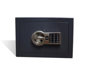 Ein graphitgrauer Möbeltresor mit einem elektronischen Schloss. Die Tür ist geschlossen. Der Tresor steht vor einem weißen Hintergrund.