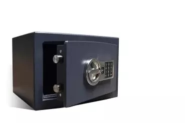 Ein graphitgrauer Möbeltresor mit einem elektronischen Schloss. Die Tür ist einen Spalt geöffnet und man sieht die Türverriegelung. Der Tresor steht vor einem weißen Hintergrund.