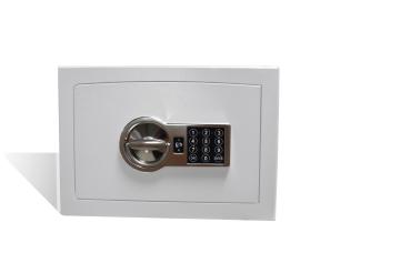 Ein lichtgrauer Möbeltresor mit einem elektronischen Schloss. Die Tür ist geschlossen. Der Tresor steht vor einem weißen Hintergrund.