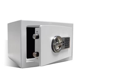 Ein lichtgrauer Möbeltresor mit einem elektronischen Schloss. Die Tür ist einen Spalt geöffnet und man sieht die Türverriegelung. Der Tresor steht vor einem weißen Hintergrund.