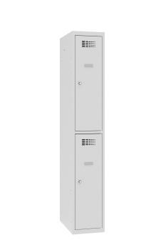 Ein lichtgrauer Fächerschrank mit einem Abteil und zwei Fächern mit jeweils einer Tür. Beide Türen sind geschlossen. Der Schrank steht vor einem weißen Hintergrund.