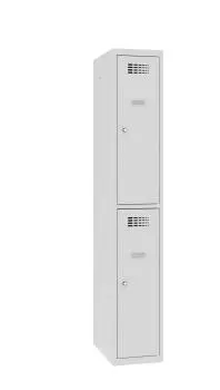 Ein lichtgrauer Fächerschrank mit einem Abteil und zwei Fächern mit jeweils einer Tür. Beide Türen sind geschlossen. Der Schrank steht vor einem weißen Hintergrund.