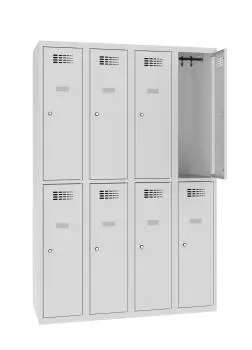 Ein lichtgrauer Fächerschrank mit vier Abteilen und acht Fächern mit jeweils einer Tür. Im Schrank befinden sich Kleiderstangen mit Kleiderhaken. Die oberste rechte Tür ist geöffnet, während der Schrank vor einem weißen Hintergrund steht.
