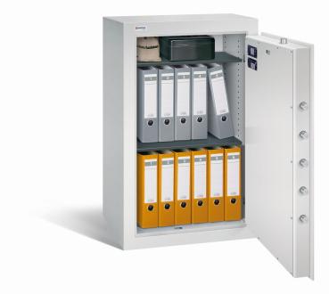 Geöffneter lichtgrauer Wertschutzschrank mit massivem Korpus und offener Tür. Im inneren befinden sich zwei schwarze höhenverstellbare Fachböden mit 11 Ordner, 1 Bargeldkassette und zwei Beutel. Der Tresor steht vor einem weißen Hintergrund.