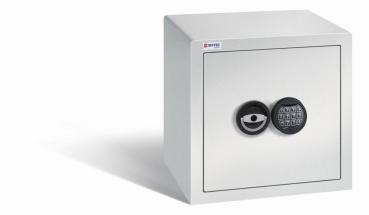 Geschlossener lichtgrauer Möbeltresor mit massivem Korpus und geschlossener Tür. Die Tür verfügt über ein Elektronisches Schloss. Der Tresor steht vor einem weißen Hintergrund.